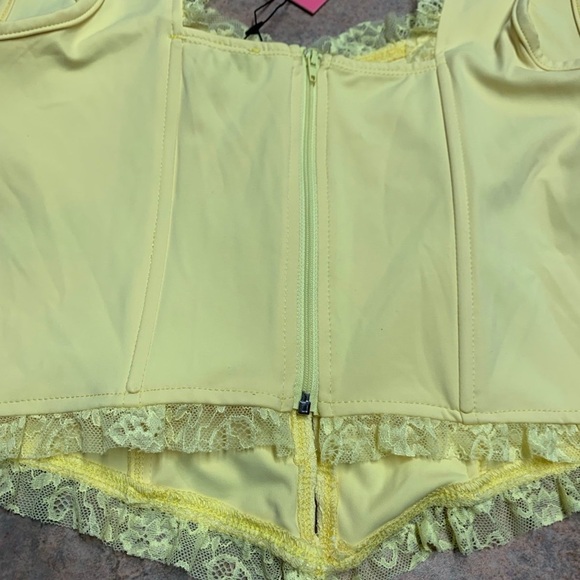 New EDIKTED 
Lace Panel Corset Top - Picture 6 of 7